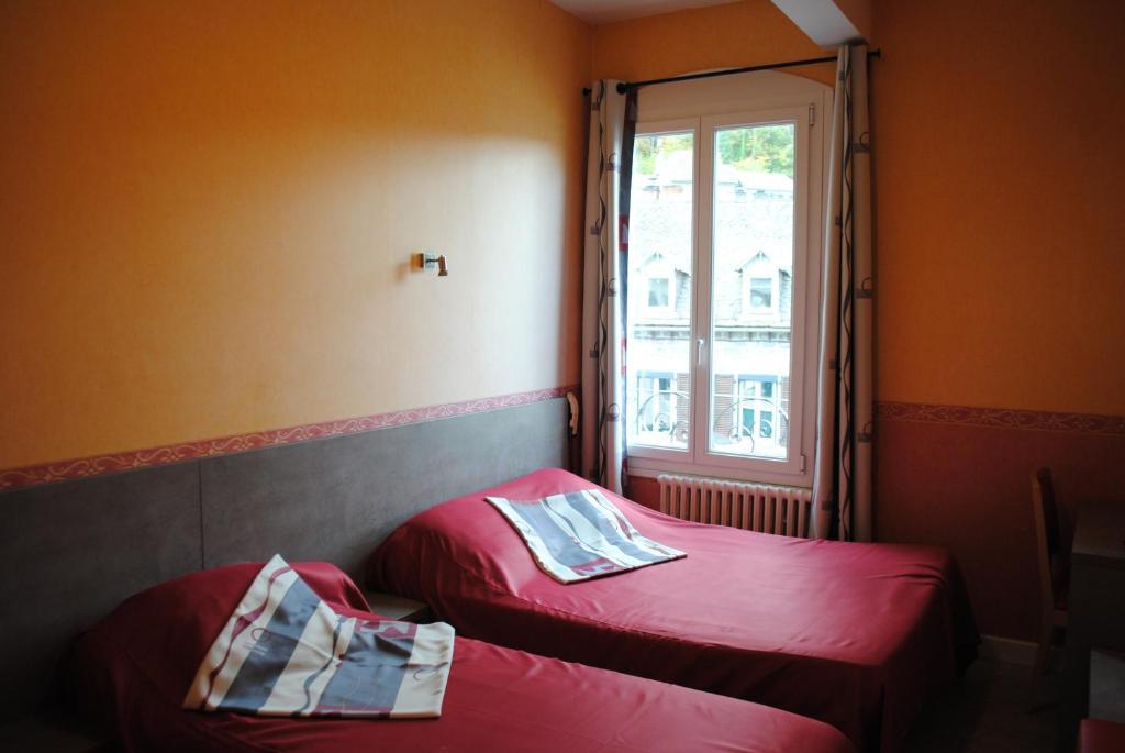 Hotel Des Voyageurs Chez Betty Neussargues en Pinatelle Exterior foto